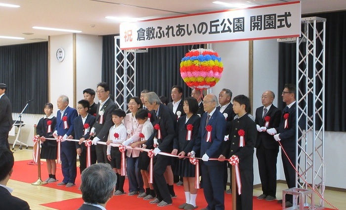 テープカットをする伊東市長の写真