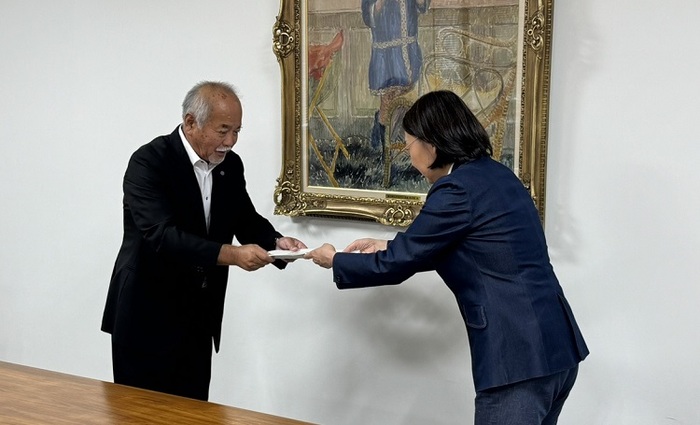 答申書を受け取る伊東市長の写真