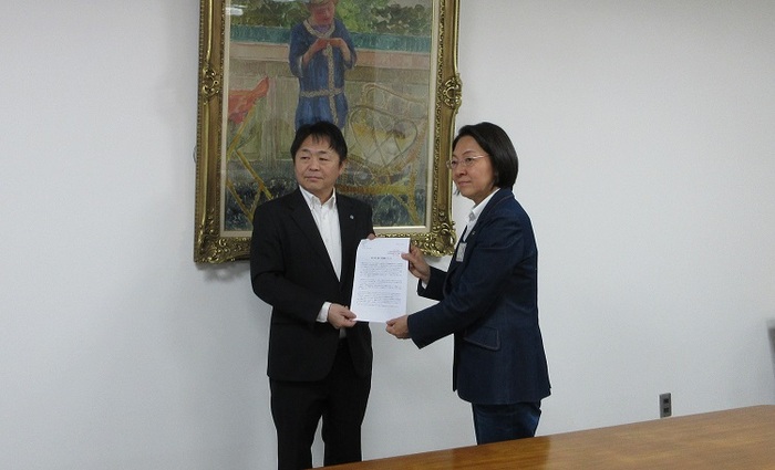 政策・制度要求と提言の申入れを受け取る伊東市長の写真