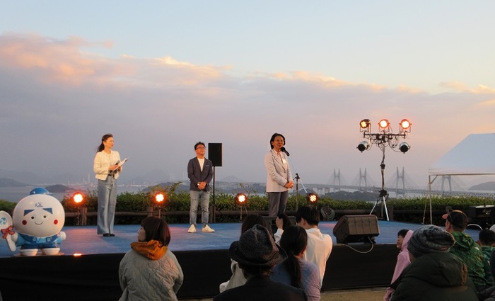 ステージで挨拶をする伊東市長の写真