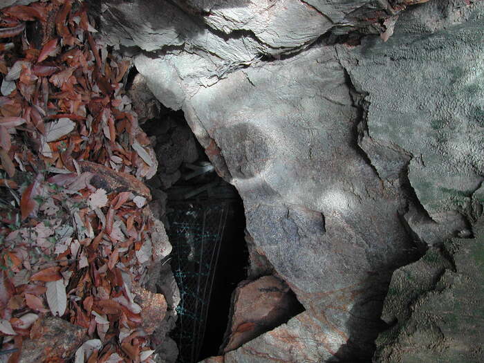 南側山麓の防空壕入口の写真