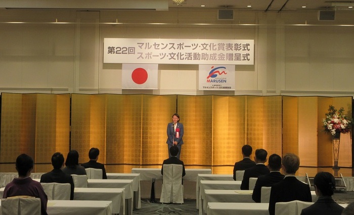 ステージで挨拶をする伊東市長の写真