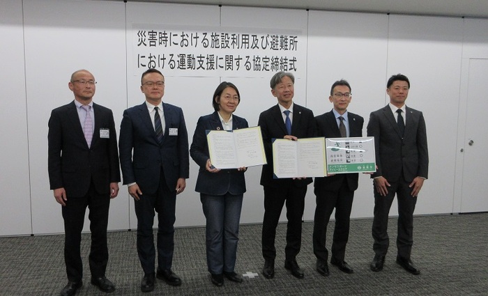 協定締結先の事業者と伊東市長の集合写真