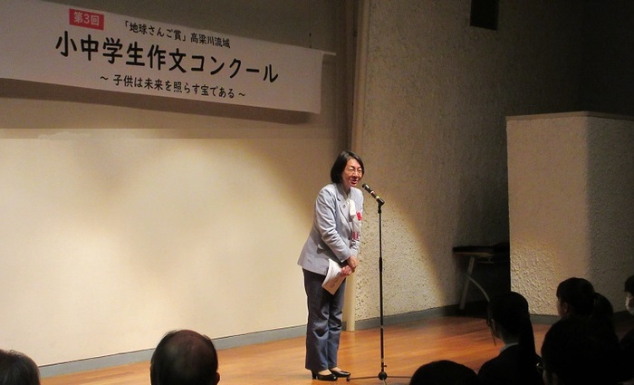 ステージで挨拶をする伊東市長の写真