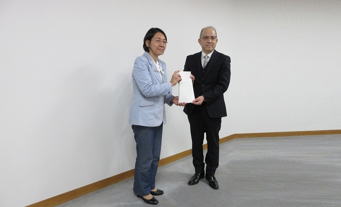 答申を受け取る伊東市長の写真