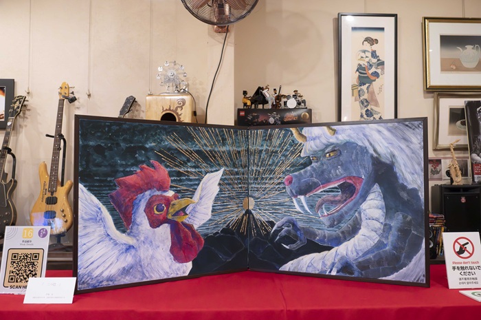 写真:アヴェニュウに飾られている作品 3年生 平塚壮さん 「二つ巴」