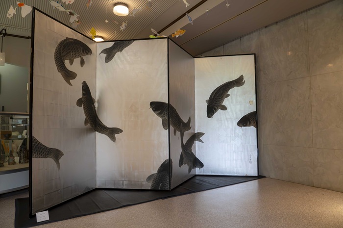 写真:加計美術館に飾られている作品 卒業生 長尾清太郎さん 「鳥鯉屏風」