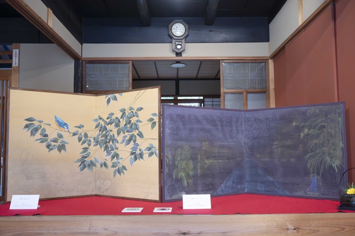 写真:上島提灯に飾られている作品 左側3年生 藤原桜さん 「澄むまなざし」、右側3年生 角田沙雪さん 「幻想へようこそ」