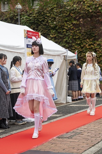 写真：日本遺産フェスティバルでのファッションショーのランウェイを歩く様子