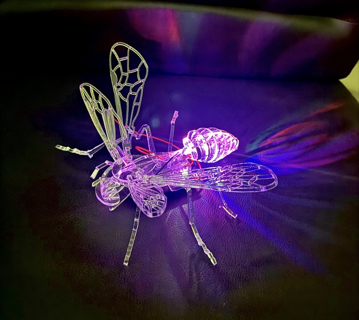 アクリルでできた光るハチの写真
