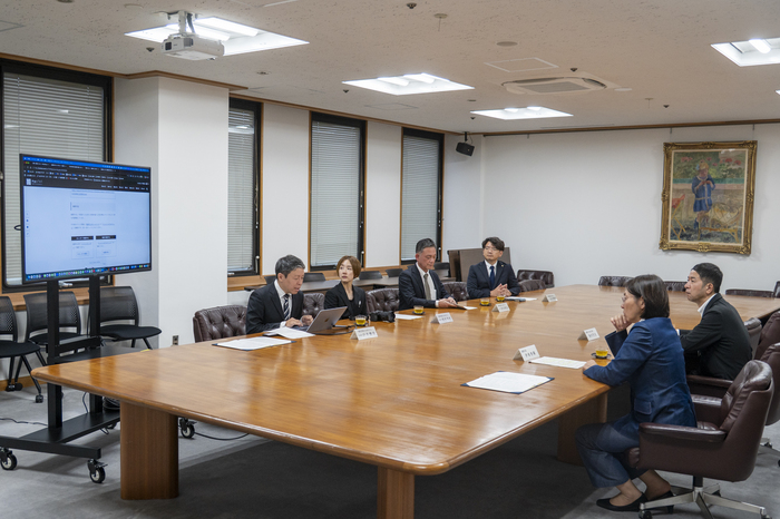先行して記事を紹介する戸井代表理事