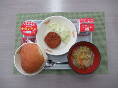 令和8年10月15日献立写真（メンチカツ）