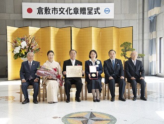 記念撮影（髙田幸雄さんと伊東市長、斎藤議長ほか）