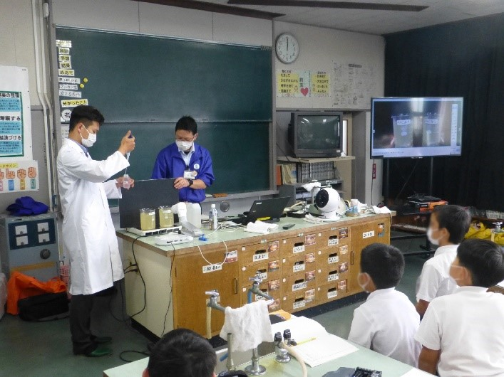 実験の様子（帯江小学校）