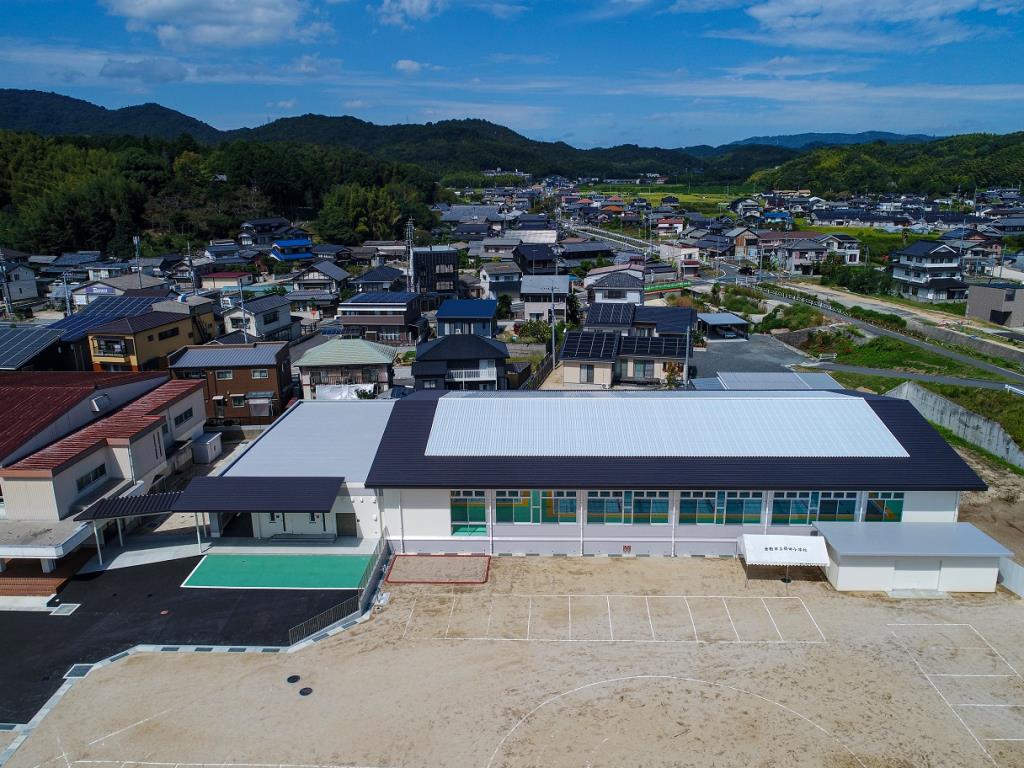 箭田小学校上屋付プールの航空写真