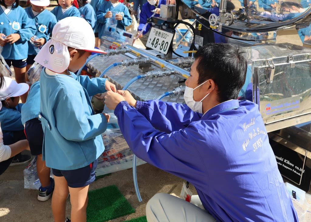 給水車から給水パックに注水する様子（郷内幼稚園）