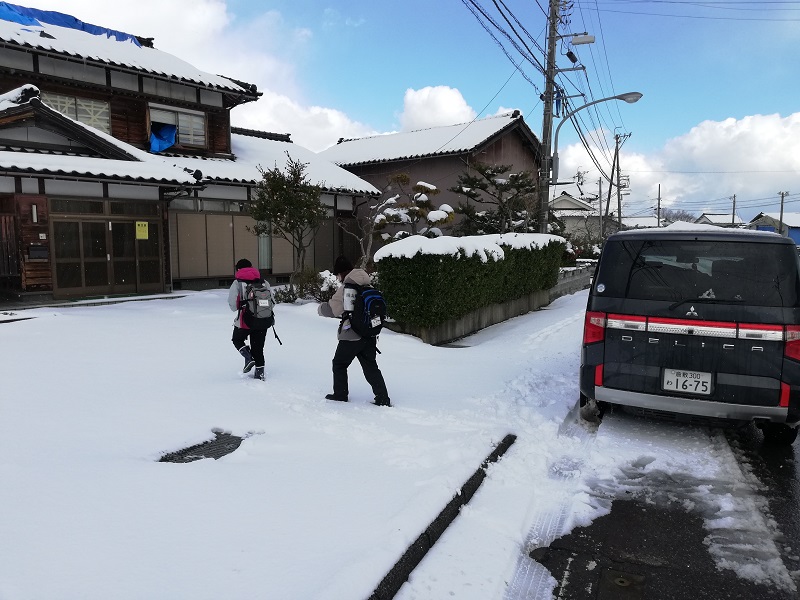 雪の中、在宅避難者宅を回る様子