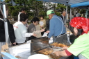 写真：青空市で食べ物を販売している