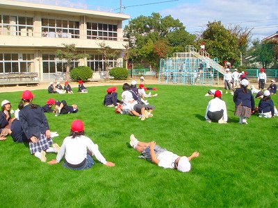 芝生で寝転ぶ児童／倉敷東小学校