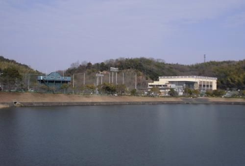 高津池側から見た体育館