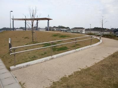 みはらしの丘の緩い勾配の園路