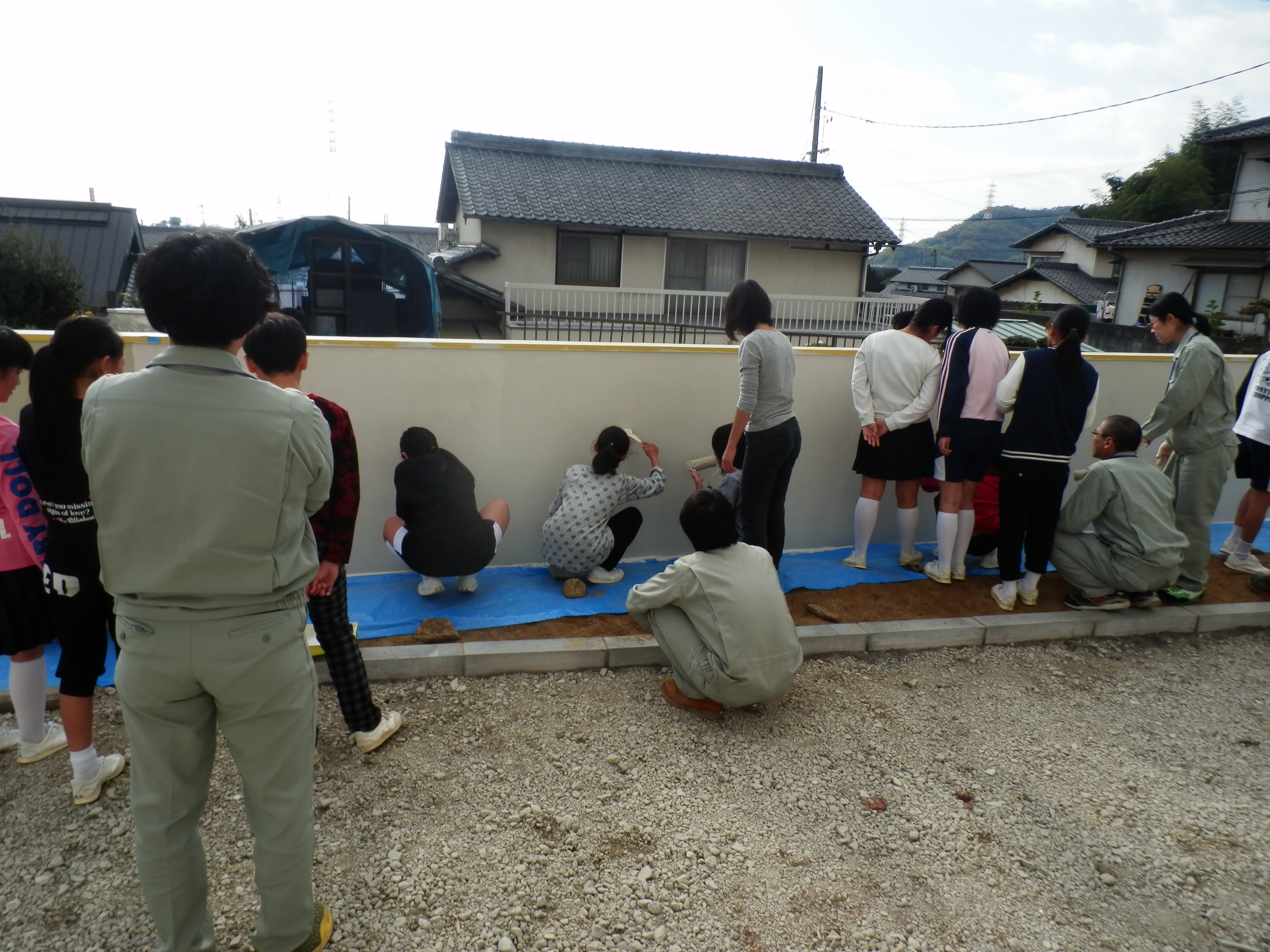 玉島南小学校のまちづくり学習子どもの壁塗りの画像